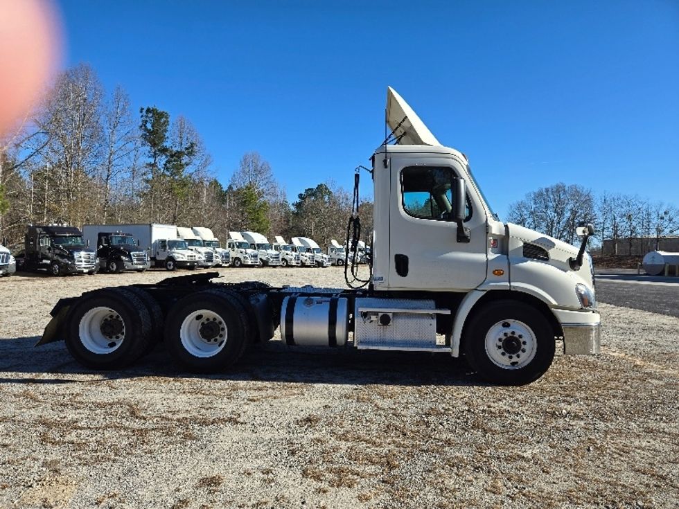 2019 Freightliner Cascadia 113" sleeper cab photo 8