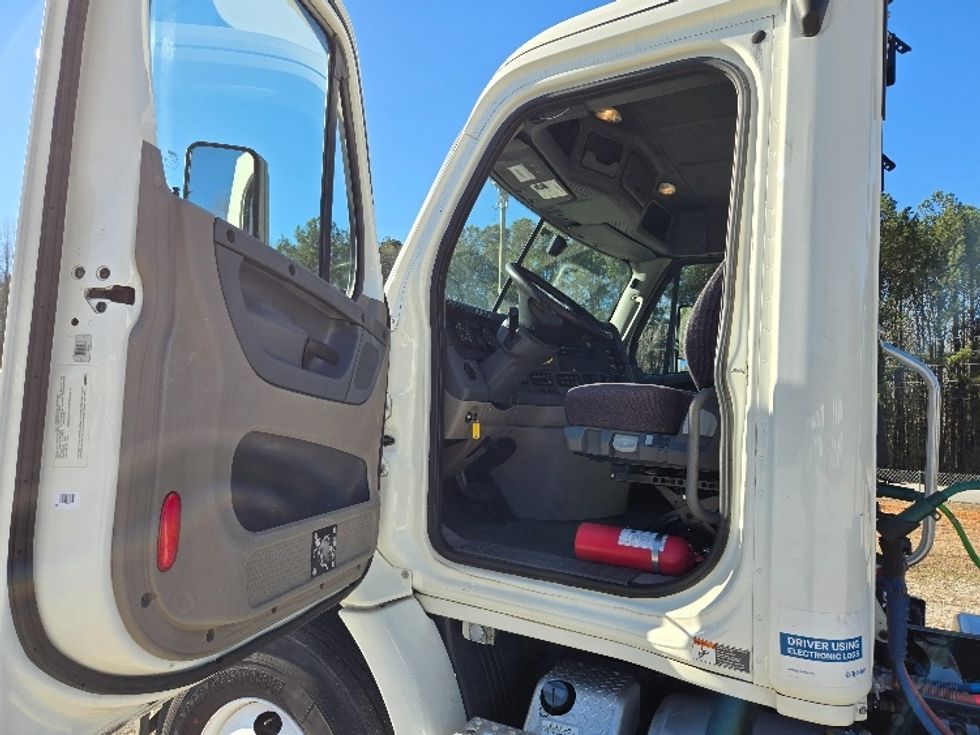 2019 Freightliner Cascadia 113" sleeper cab photo 9