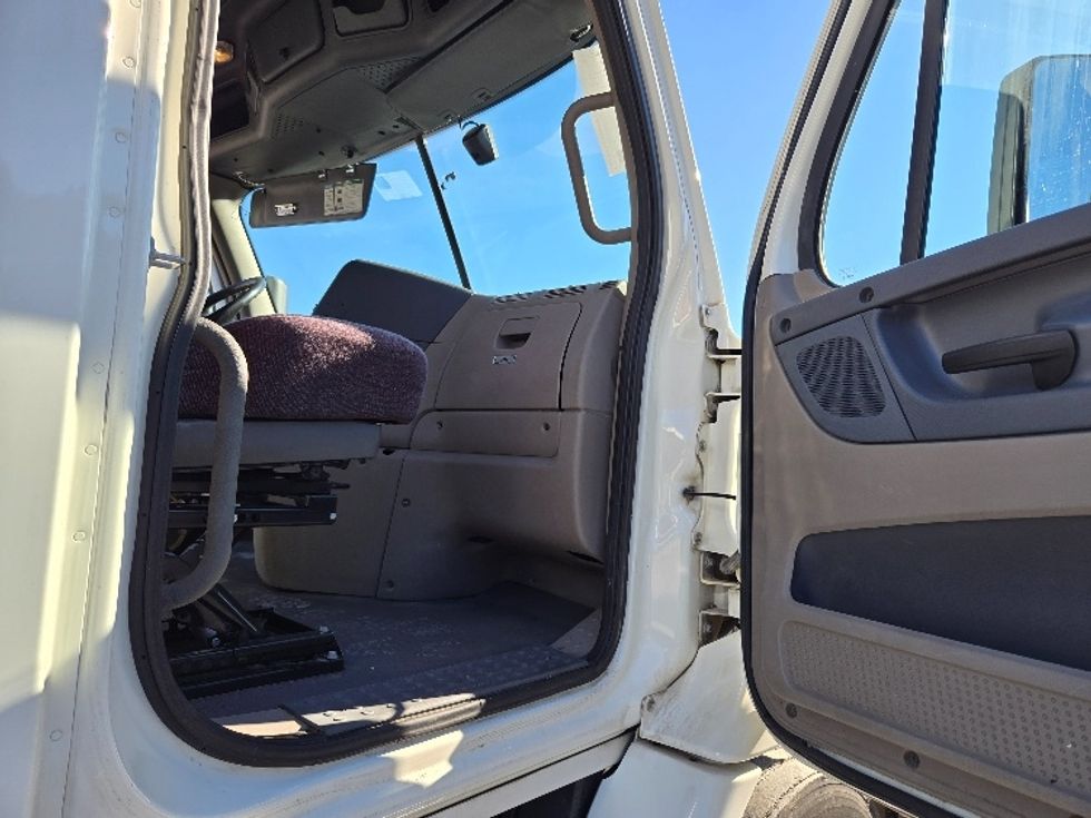 Day Cab Tractor-Heavy Duty Tractors-Freightliner-2019-Cascadia 11364ST-Villa Rica-GA-353,458\n\t\tmiles-$ 44,250 - Image 12