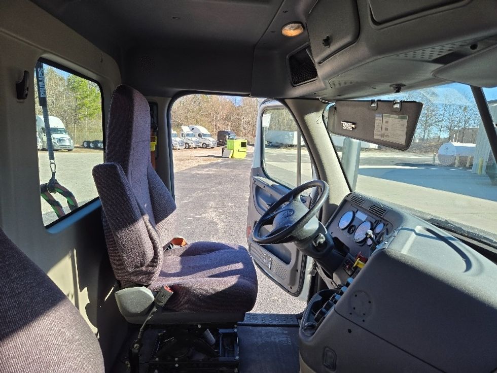 Day Cab Tractor-Heavy Duty Tractors-Freightliner-2019-Cascadia 11364ST-Villa Rica-GA-353,458\n\t\tmiles-$ 44,250 - Image 14