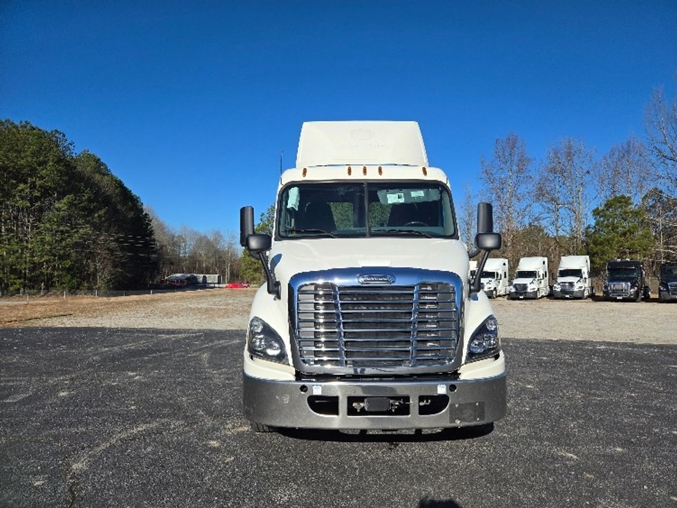 Day Cab Tractor-Heavy Duty Tractors-Freightliner-2019-Cascadia 11364ST-Villa Rica-GA-353,458\n\t\tmiles-$ 44,250 - Image 2