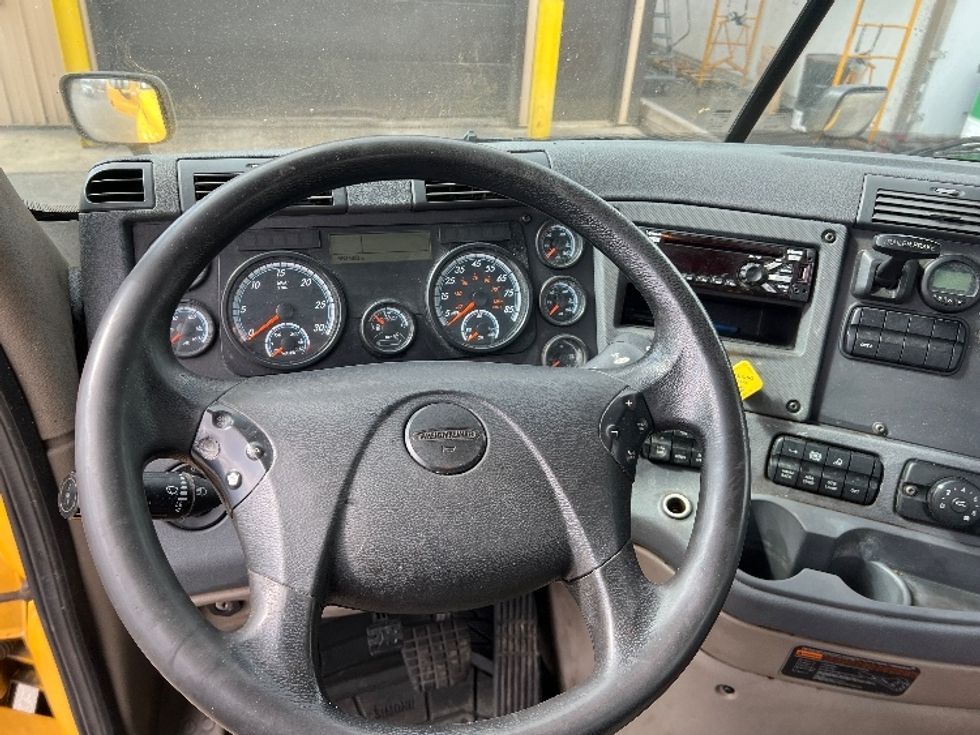 Day Cab Tractor-Heavy Duty Tractors-Freightliner-2019-Cascadia 11364ST-Wabash-IN-552,680\n\t\tmiles-$ 27,750 - Image 11