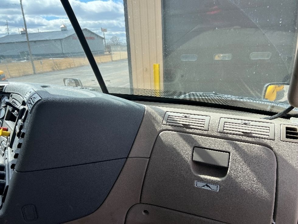 Day Cab Tractor-Heavy Duty Tractors-Freightliner-2019-Cascadia 11364ST-Wabash-IN-552,680\n\t\tmiles-$ 27,750 - Image 13