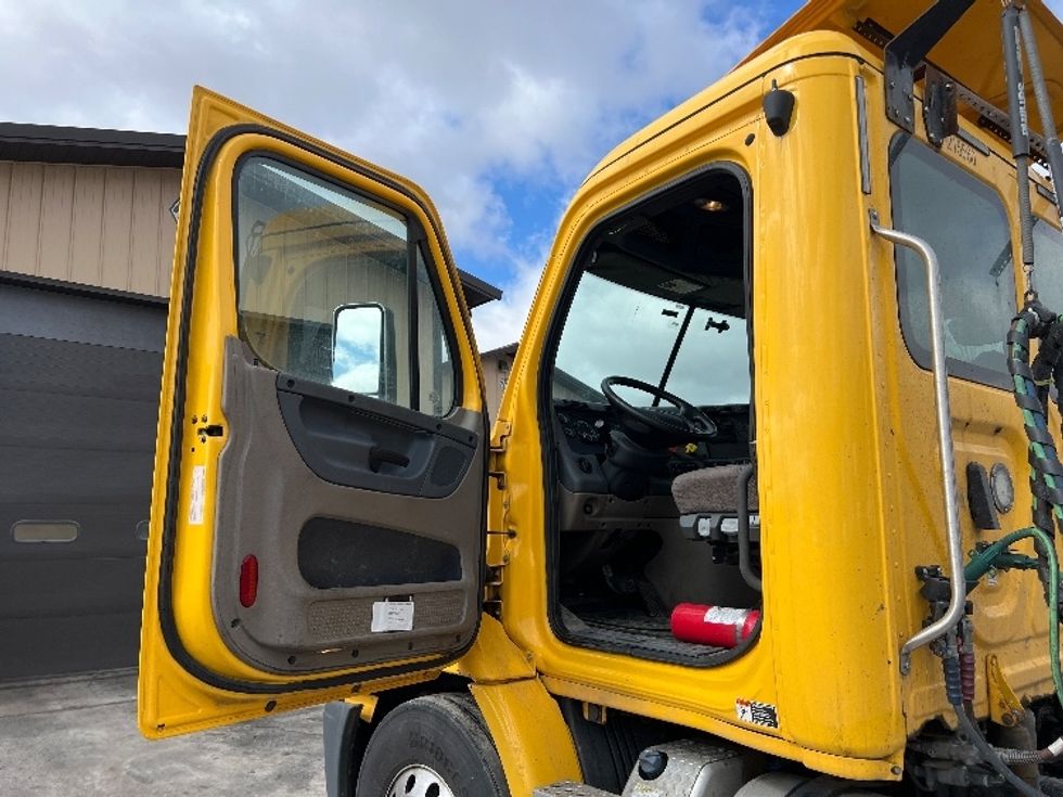 Day Cab Tractor-Heavy Duty Tractors-Freightliner-2019-Cascadia 11364ST-Wabash-IN-552,680\n\t\tmiles-$ 27,750 - Image 9