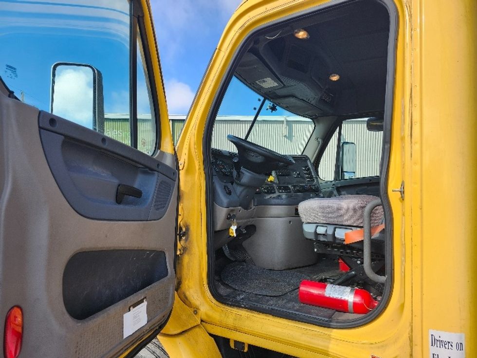 Day Cab Tractor-Heavy Duty Tractors-Freightliner-2019-Cascadia 11364ST-Wabash-IN-572,487\n\t\tmiles-$ 27,250 - Image 9