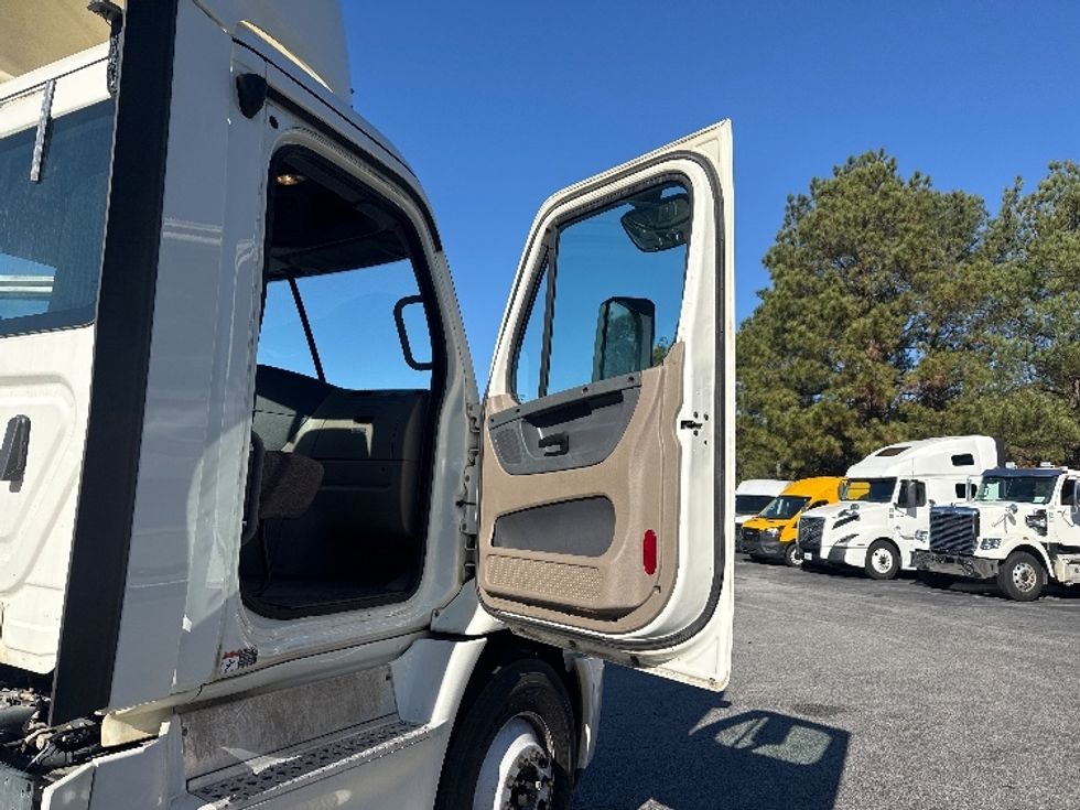 Day Cab Tractor-Heavy Duty Tractors-Freightliner-2019-Cascadia 11364ST-West Columbia-SC-171,449\n\t\tmiles-$ 45,000 - Image 12