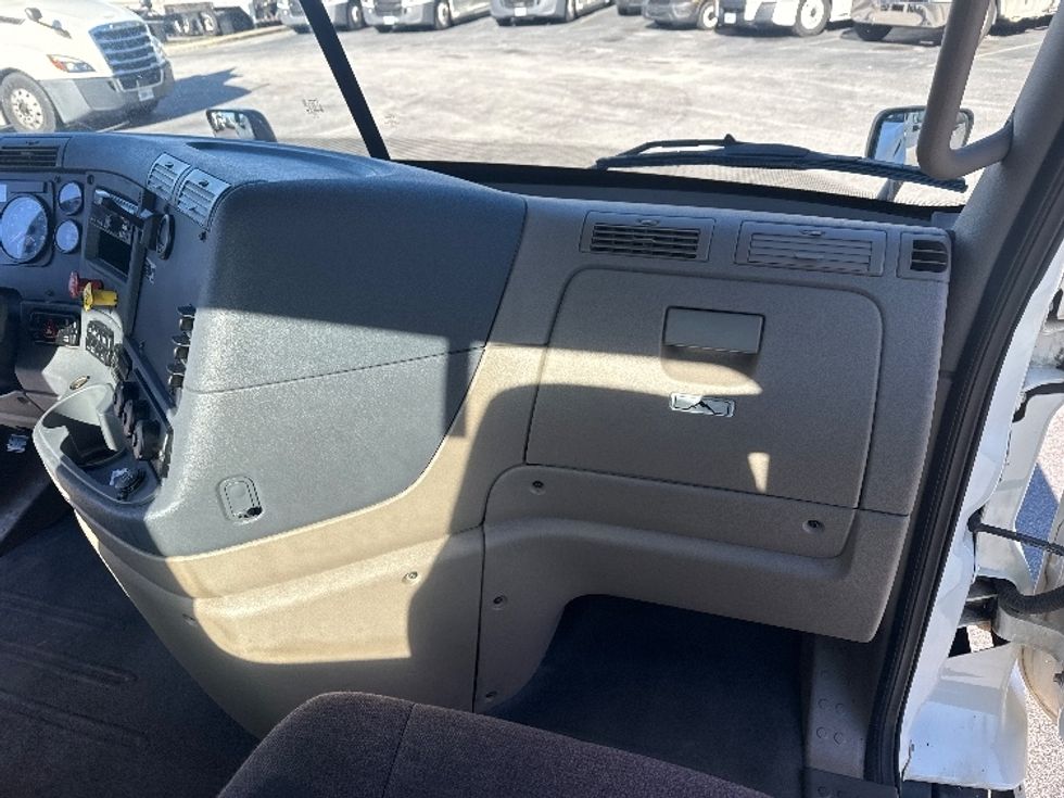 Day Cab Tractor-Heavy Duty Tractors-Freightliner-2019-Cascadia 11364ST-West Columbia-SC-171,449\n\t\tmiles-$ 45,000 - Image 13
