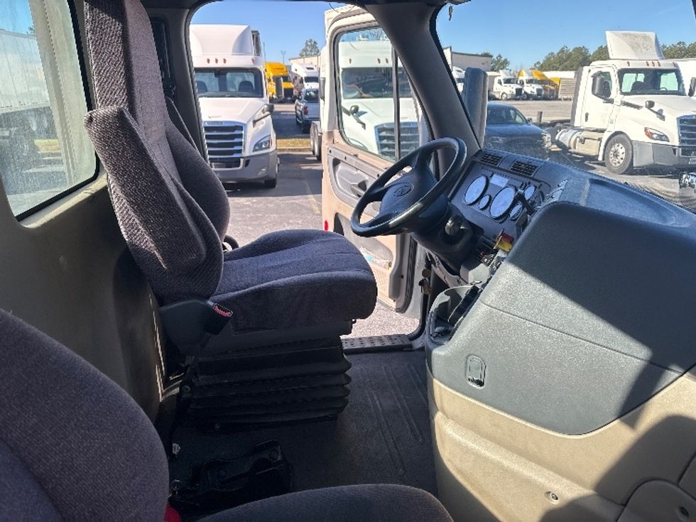 Day Cab Tractor-Heavy Duty Tractors-Freightliner-2019-Cascadia 11364ST-West Columbia-SC-171,449\n\t\tmiles-$ 45,000 - Image 14