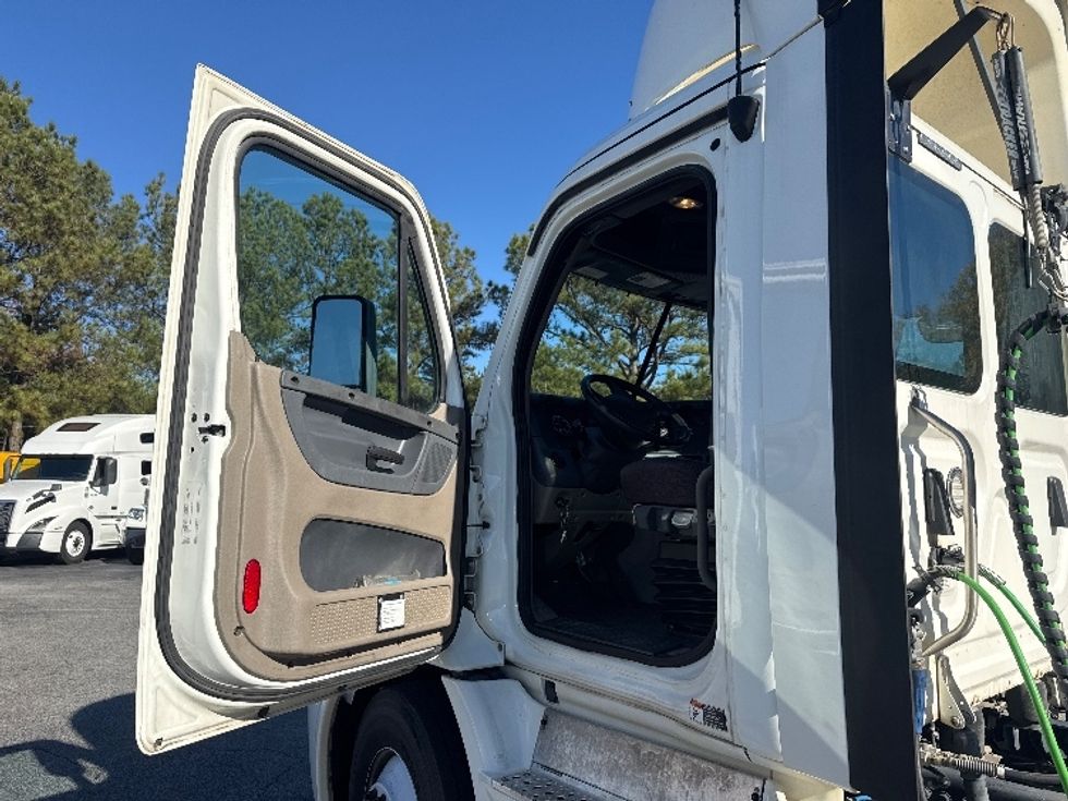Day Cab Tractor-Heavy Duty Tractors-Freightliner-2019-Cascadia 11364ST-West Columbia-SC-171,449\n\t\tmiles-$ 45,000 - Image 9