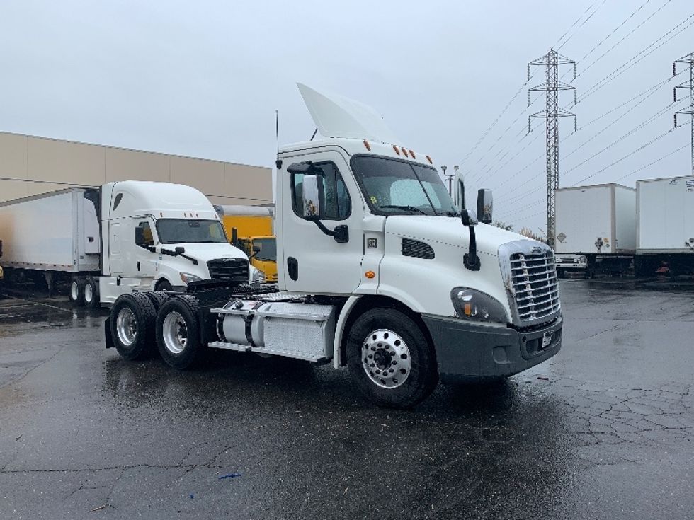 Day Cab Tractor-Heavy Duty Tractors-Freightliner-2019-Cascadia 11364ST-West Sacramento-CA-416,330\n\t\tmiles-$ 47,000 - Image 1