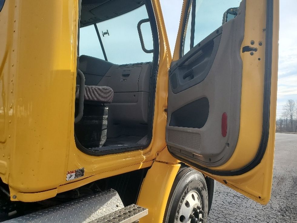 Day Cab Tractor-Heavy Duty Tractors-Freightliner-2019-Cascadia 11364ST-White Deer-PA-428,511\n\t\tmiles-$ 36,000 - Image 12