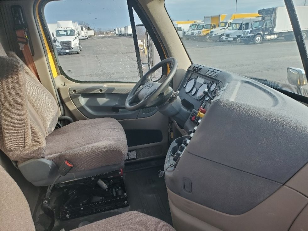 Day Cab Tractor-Heavy Duty Tractors-Freightliner-2019-Cascadia 11364ST-White Deer-PA-428,511\n\t\tmiles-$ 36,000 - Image 14