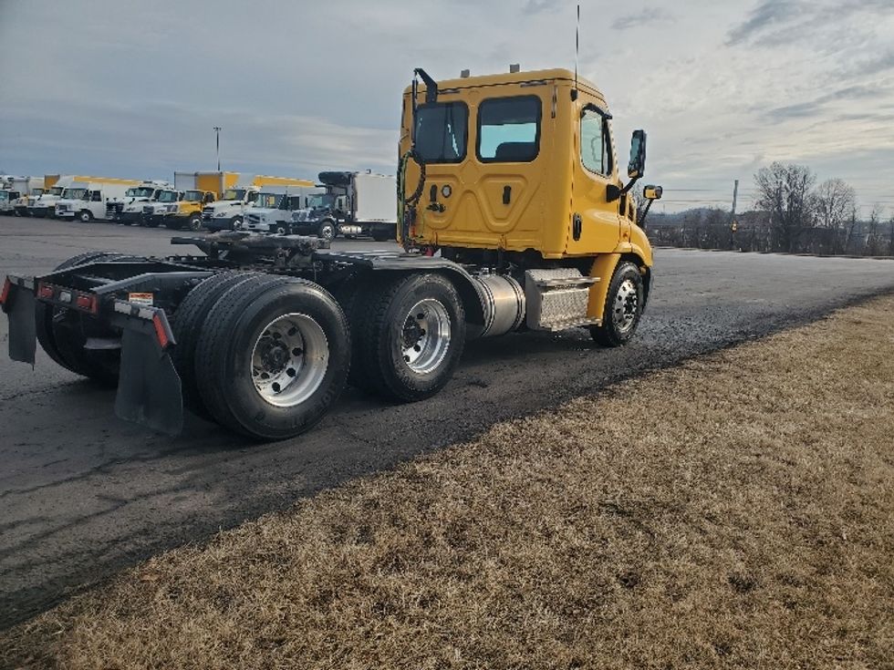 Day Cab Tractor-Heavy Duty Tractors-Freightliner-2019-Cascadia 11364ST-White Deer-PA-428,511\n\t\tmiles-$ 36,000 - Image 7