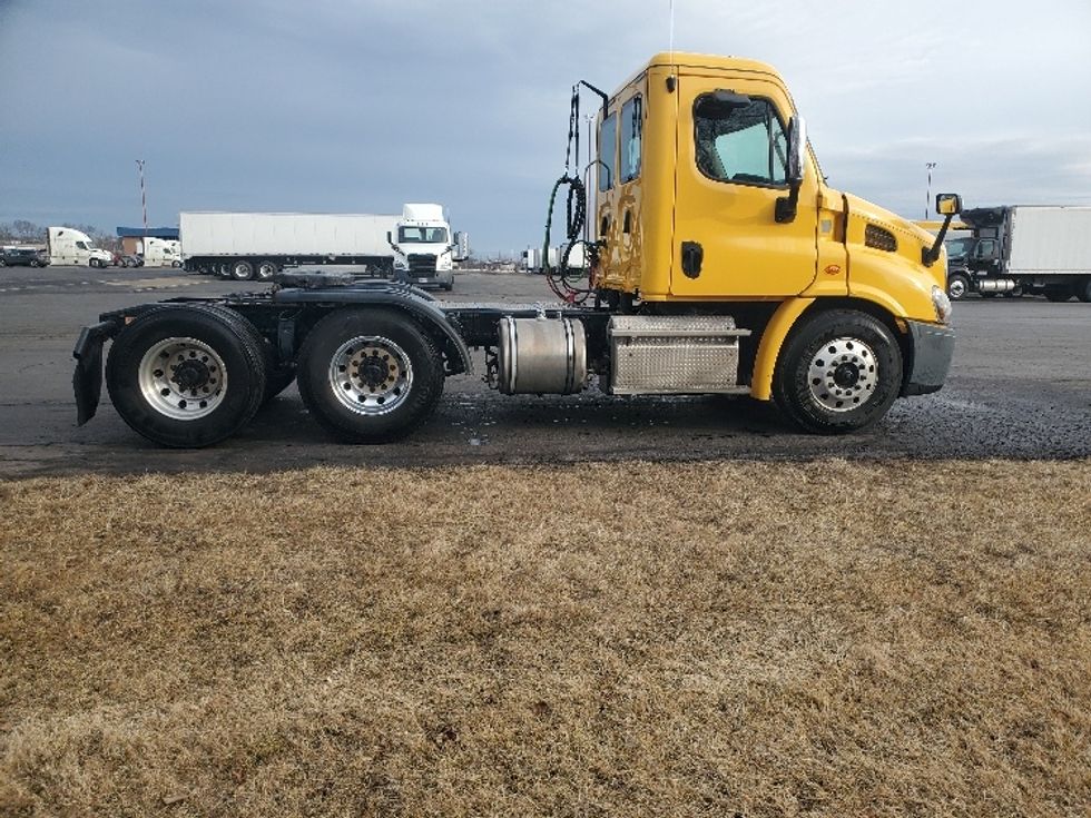 Day Cab Tractor-Heavy Duty Tractors-Freightliner-2019-Cascadia 11364ST-White Deer-PA-428,511\n\t\tmiles-$ 36,000 - Image 8