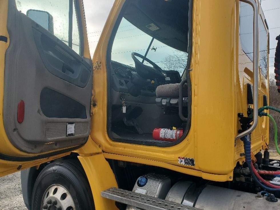 Day Cab Tractor-Heavy Duty Tractors-Freightliner-2019-Cascadia 11364ST-White Deer-PA-428,511\n\t\tmiles-$ 36,000 - Image 9