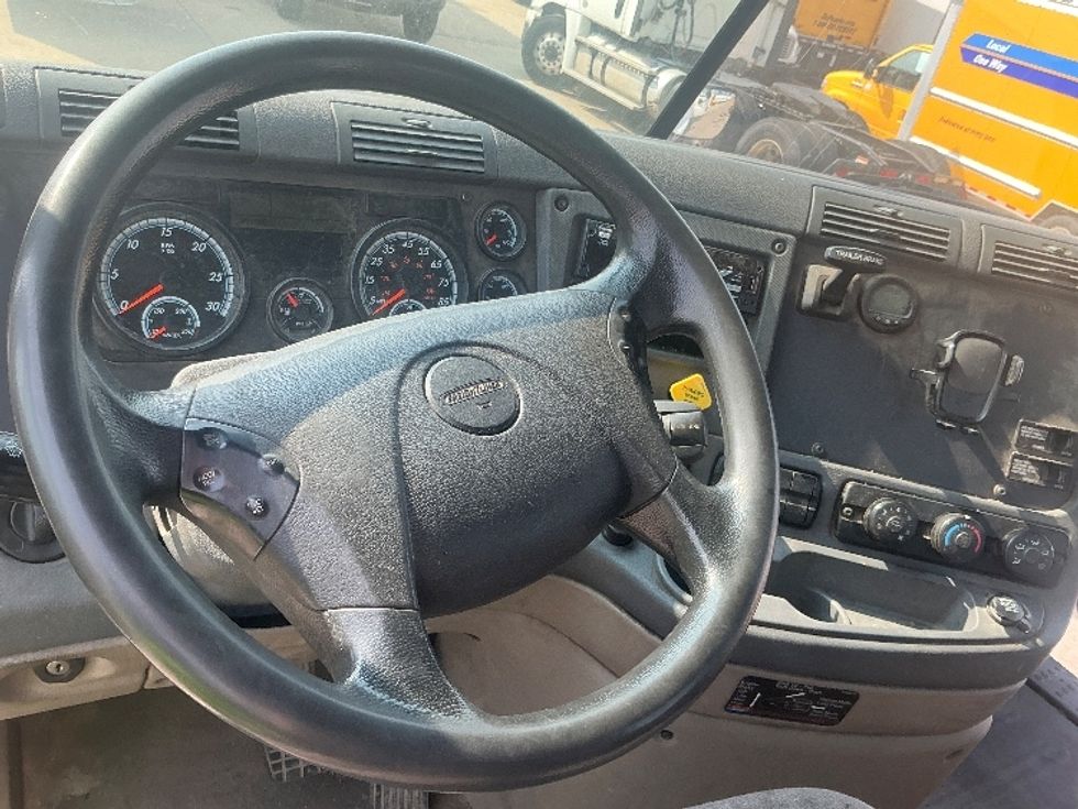 Day Cab Tractor-Heavy Duty Tractors-Freightliner-2019-Cascadia 12542ST-Allen Park-MI-261,061\n\t\tmiles-$ 37,000 - Image 11