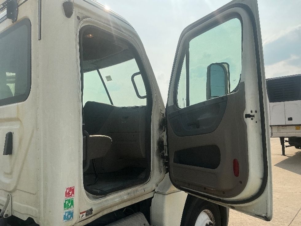 Day Cab Tractor-Heavy Duty Tractors-Freightliner-2019-Cascadia 12542ST-Allen Park-MI-261,061\n\t\tmiles-$ 37,000 - Image 12