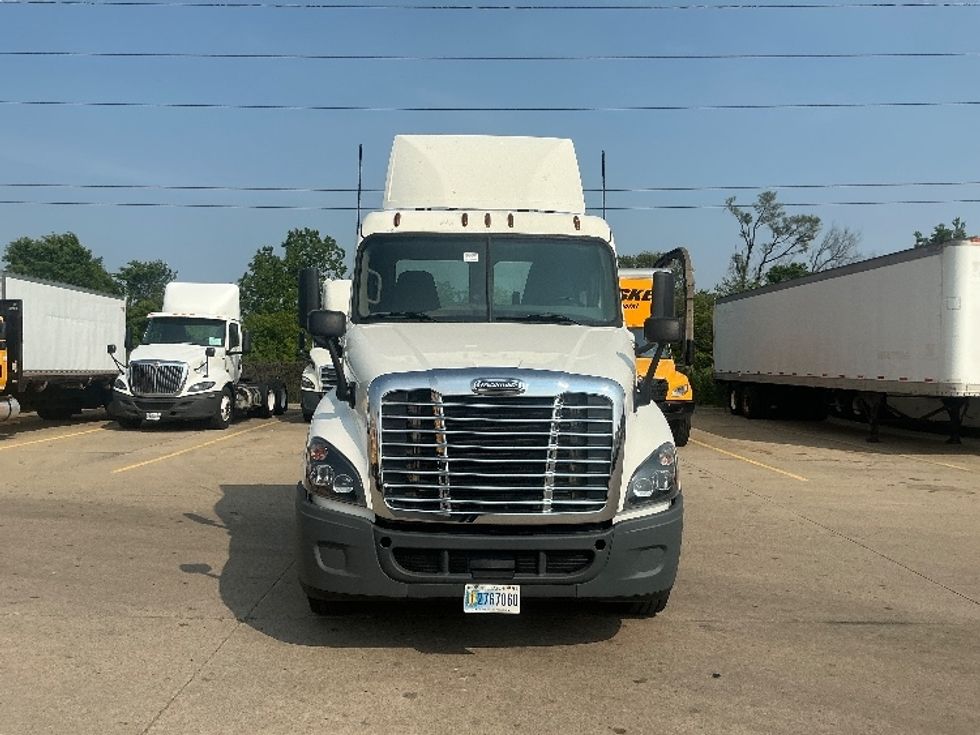 2019 Freightliner Cascadia 125" Sleeper Cab photo 2