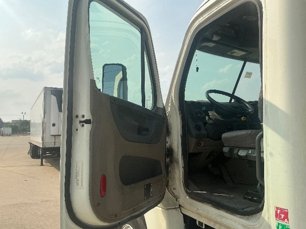Day Cab Tractor-Heavy Duty Tractors-Freightliner-2019-Cascadia 12542ST-Allen Park-MI-261,061\n\t\tmiles-$ 37,000 - Image 9