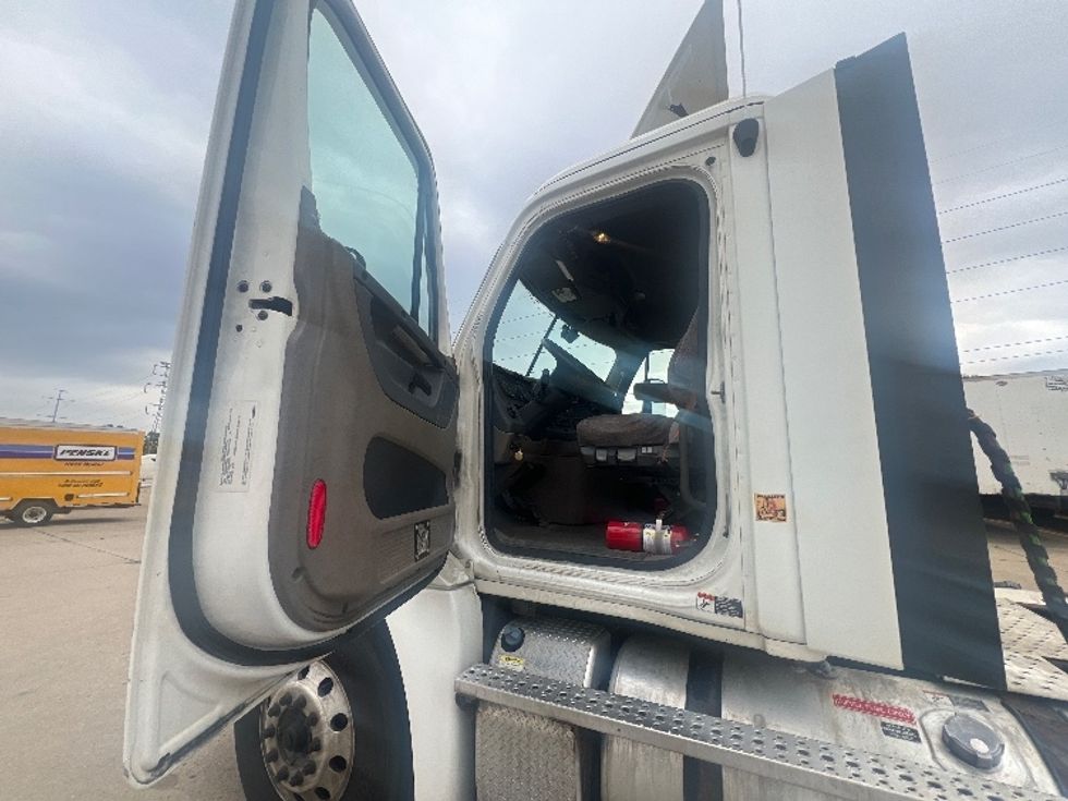 Day Cab Tractor-Heavy Duty Tractors-Freightliner-2019-Cascadia 12542ST-Allen Park-MI-363,975\n\t\tmiles-$ 33,250 - Image 9