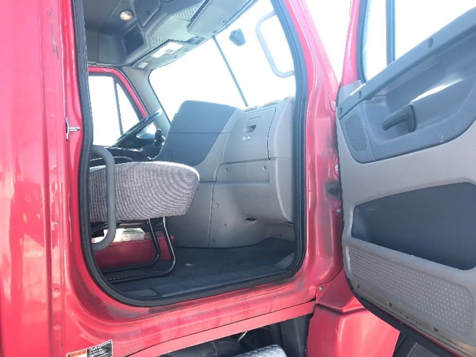 Day Cab Tractor-Heavy Duty Tractors-Freightliner-2019-Cascadia 12542ST-Allentown-PA-342,269\n\t\tmiles-$ 26,000 - Image 12