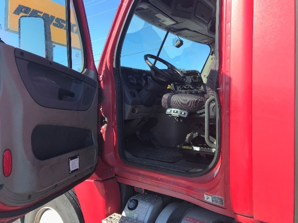 Day Cab Tractor-Heavy Duty Tractors-Freightliner-2019-Cascadia 12542ST-Allentown-PA-342,269\n\t\tmiles-$ 26,000 - Image 9