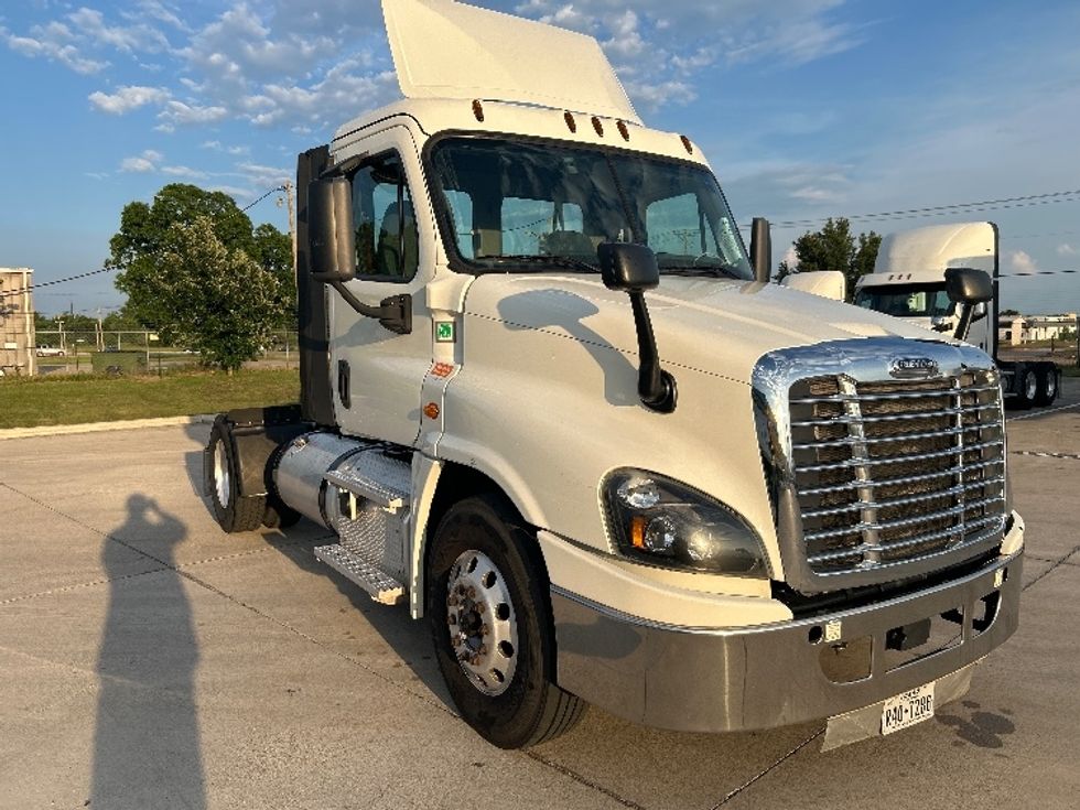 Day Cab Tractor-Heavy Duty Tractors-Freightliner-2019-Cascadia 12542ST-Arlington-TX-124,000\n\t\tmiles-$ 38,000 - Image 1
