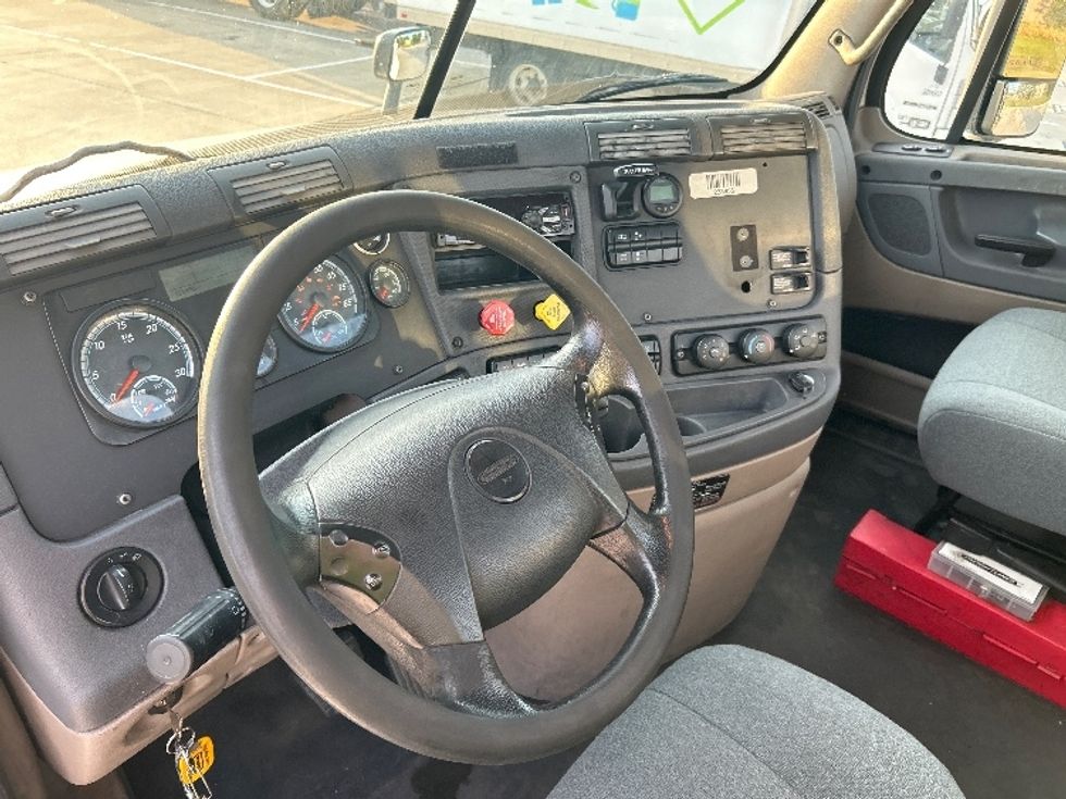 Day Cab Tractor-Heavy Duty Tractors-Freightliner-2019-Cascadia 12542ST-Arlington-TX-124,000\n\t\tmiles-$ 38,000 - Image 10