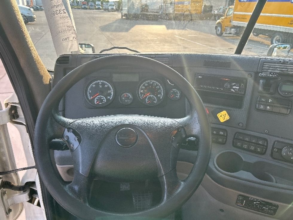 Day Cab Tractor-Heavy Duty Tractors-Freightliner-2019-Cascadia 12542ST-Arlington-TX-124,000\n\t\tmiles-$ 38,000 - Image 11