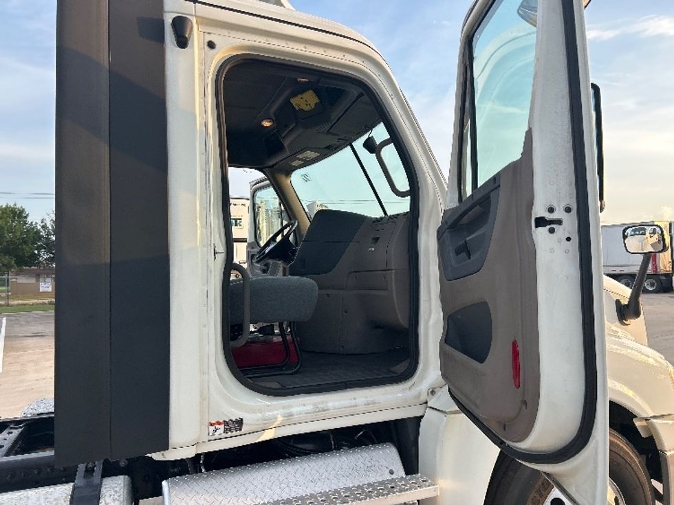 Day Cab Tractor-Heavy Duty Tractors-Freightliner-2019-Cascadia 12542ST-Arlington-TX-124,000\n\t\tmiles-$ 38,000 - Image 12