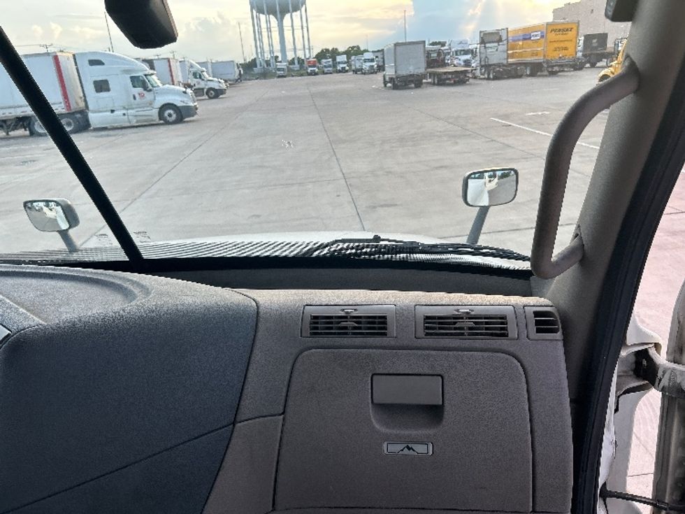Day Cab Tractor-Heavy Duty Tractors-Freightliner-2019-Cascadia 12542ST-Arlington-TX-124,000\n\t\tmiles-$ 38,000 - Image 13