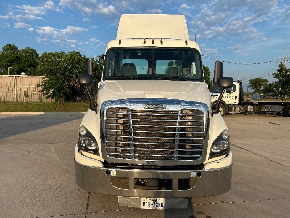 Day Cab Tractor-Heavy Duty Tractors-Freightliner-2019-Cascadia 12542ST-Arlington-TX-124,000\n\t\tmiles-$ 38,000 - Image 2