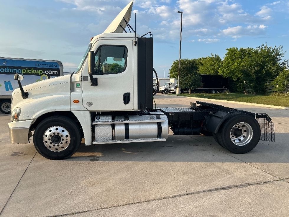 Day Cab Tractor-Heavy Duty Tractors-Freightliner-2019-Cascadia 12542ST-Arlington-TX-124,000\n\t\tmiles-$ 38,000 - Image 4