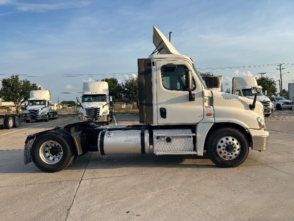 Day Cab Tractor-Heavy Duty Tractors-Freightliner-2019-Cascadia 12542ST-Arlington-TX-124,000\n\t\tmiles-$ 38,000 - Image 8