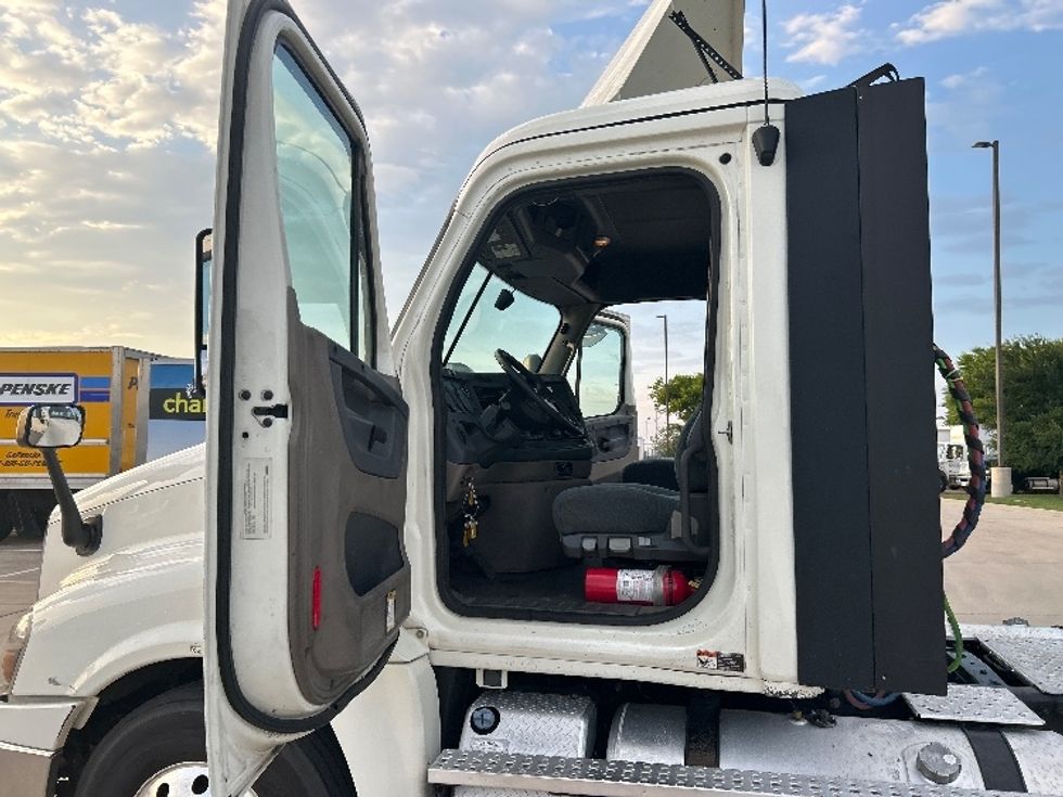 Day Cab Tractor-Heavy Duty Tractors-Freightliner-2019-Cascadia 12542ST-Arlington-TX-124,000\n\t\tmiles-$ 38,000 - Image 9