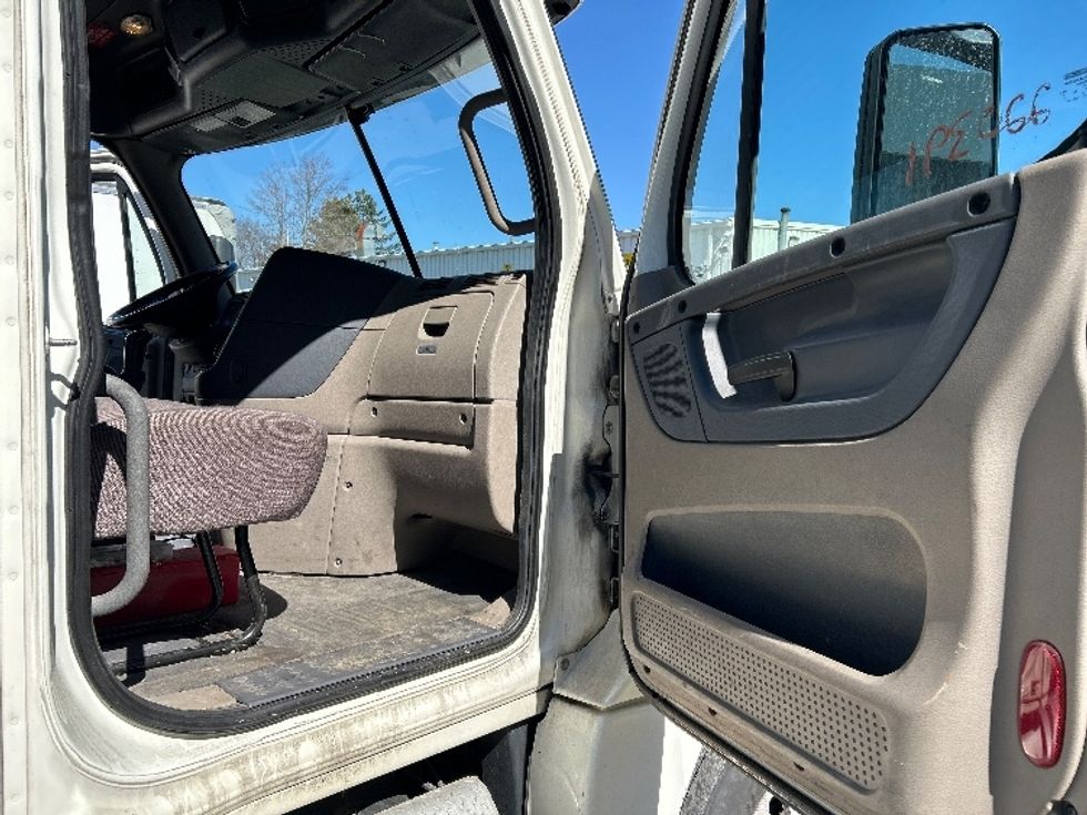 Day Cab Tractor-Heavy Duty Tractors-Freightliner-2019-Cascadia 12542ST-Auburn-MA-280,800\n\t\tmiles-$ 28,750 - Image 12