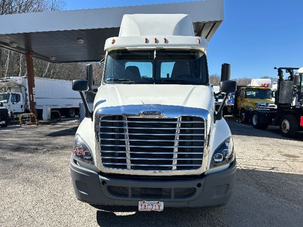 Day Cab Tractor-Heavy Duty Tractors-Freightliner-2019-Cascadia 12542ST-Auburn-MA-280,800\n\t\tmiles-$ 28,750 - Image 2