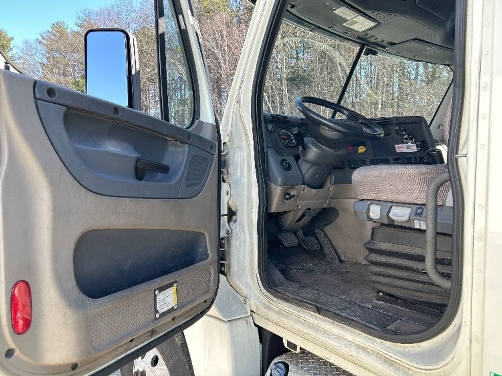 Day Cab Tractor-Heavy Duty Tractors-Freightliner-2019-Cascadia 12542ST-Auburn-MA-280,800\n\t\tmiles-$ 28,750 - Image 9