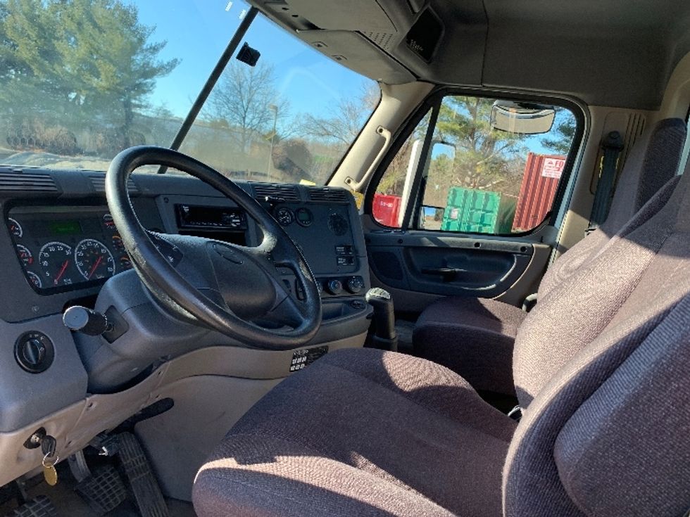 Day Cab Tractor-Heavy Duty Tractors-Freightliner-2019-Cascadia 12542ST-Auburn-MA-434,233\n\t\tmiles-$ 29,250 - Image 10