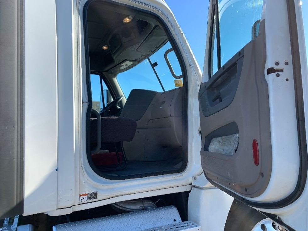 Day Cab Tractor-Heavy Duty Tractors-Freightliner-2019-Cascadia 12542ST-Auburn-MA-434,233\n\t\tmiles-$ 29,250 - Image 12