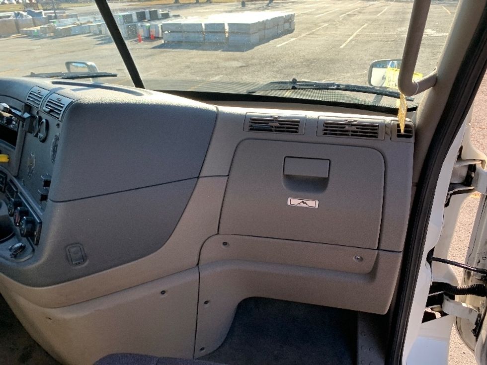 Day Cab Tractor-Heavy Duty Tractors-Freightliner-2019-Cascadia 12542ST-Auburn-MA-434,233\n\t\tmiles-$ 29,250 - Image 13