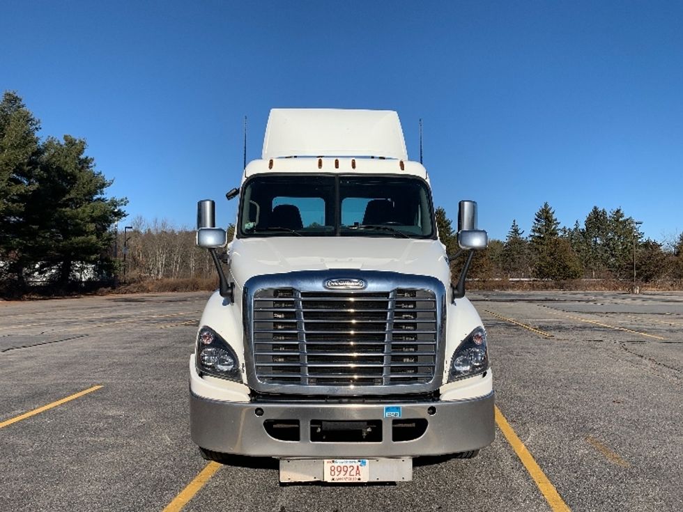 Day Cab Tractor-Heavy Duty Tractors-Freightliner-2019-Cascadia 12542ST-Auburn-MA-434,233\n\t\tmiles-$ 29,250 - Image 2