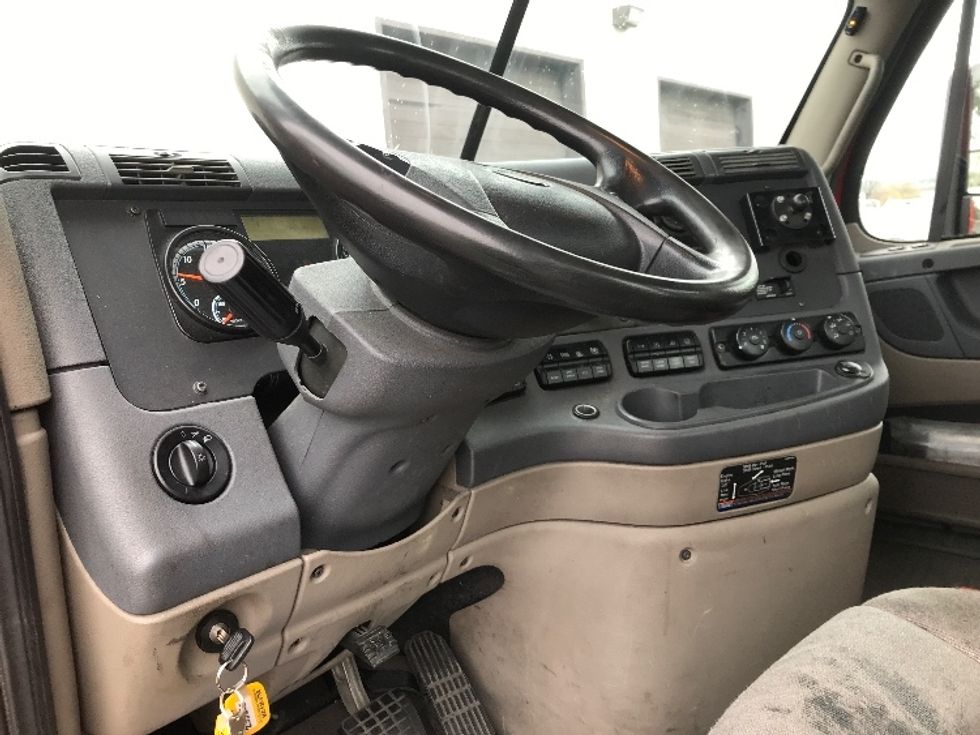 Day Cab Tractor-Heavy Duty Tractors-Freightliner-2019-Cascadia 12542ST-Bethlehem-PA-302,293\n\t\tmiles-$ 27,500 - Image 10