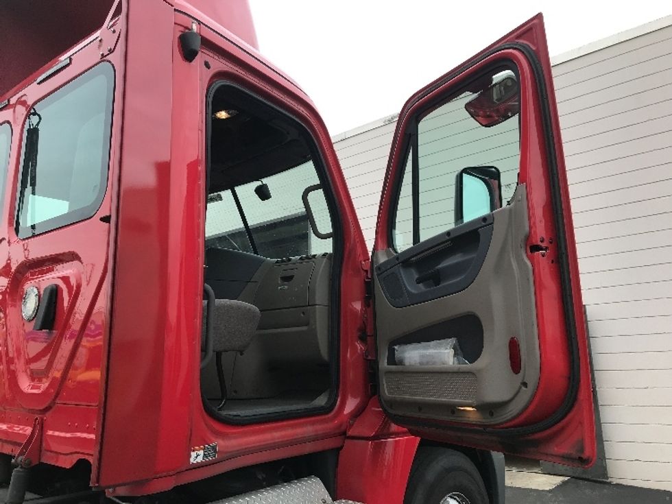 Day Cab Tractor-Heavy Duty Tractors-Freightliner-2019-Cascadia 12542ST-Bethlehem-PA-302,293\n\t\tmiles-$ 27,500 - Image 12