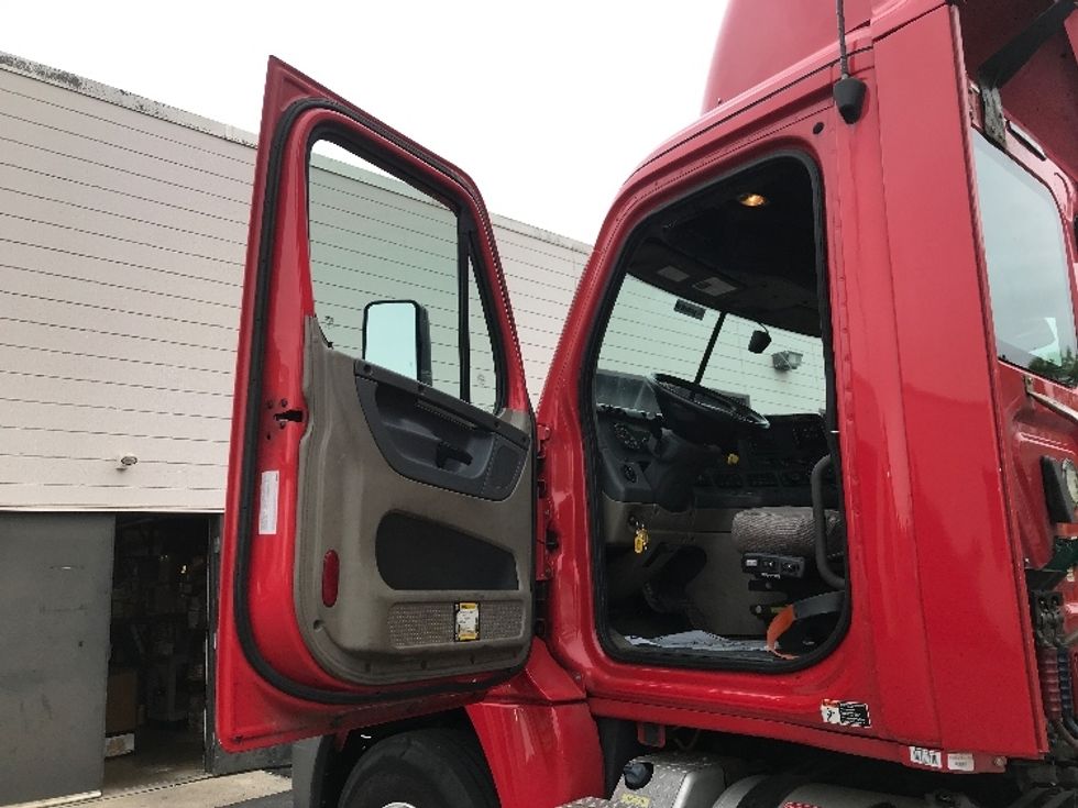 Day Cab Tractor-Heavy Duty Tractors-Freightliner-2019-Cascadia 12542ST-Bethlehem-PA-302,293\n\t\tmiles-$ 27,500 - Image 9