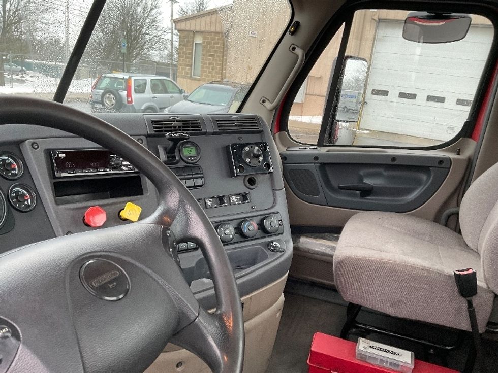 Day Cab Tractor-Heavy Duty Tractors-Freightliner-2019-Cascadia 12542ST-Bethlehem-PA-302,293\n\t\tmiles-$ 30,000 - Image 10