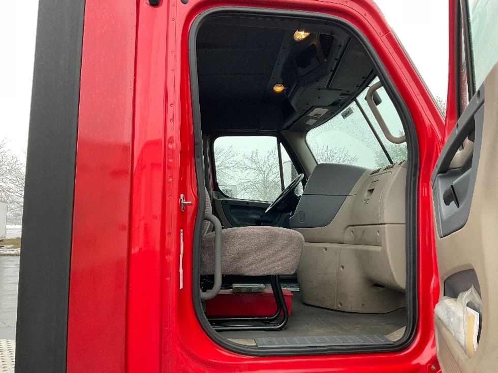 Day Cab Tractor-Heavy Duty Tractors-Freightliner-2019-Cascadia 12542ST-Bethlehem-PA-302,293\n\t\tmiles-$ 30,000 - Image 12