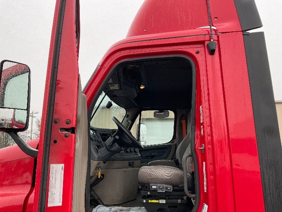 Day Cab Tractor-Heavy Duty Tractors-Freightliner-2019-Cascadia 12542ST-Bethlehem-PA-302,293\n\t\tmiles-$ 30,000 - Image 9