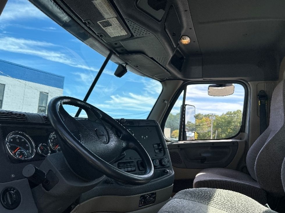 Day Cab Tractor-Heavy Duty Tractors-Freightliner-2019-Cascadia 12542ST-Braintree-MA-288,685\n\t\tmiles-$ 33,500 - Image 10