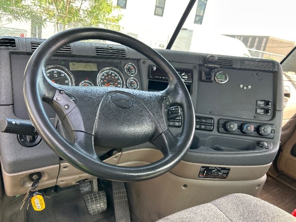Day Cab Tractor-Heavy Duty Tractors-Freightliner-2019-Cascadia 12542ST-Braintree-MA-288,685\n\t\tmiles-$ 33,500 - Image 11